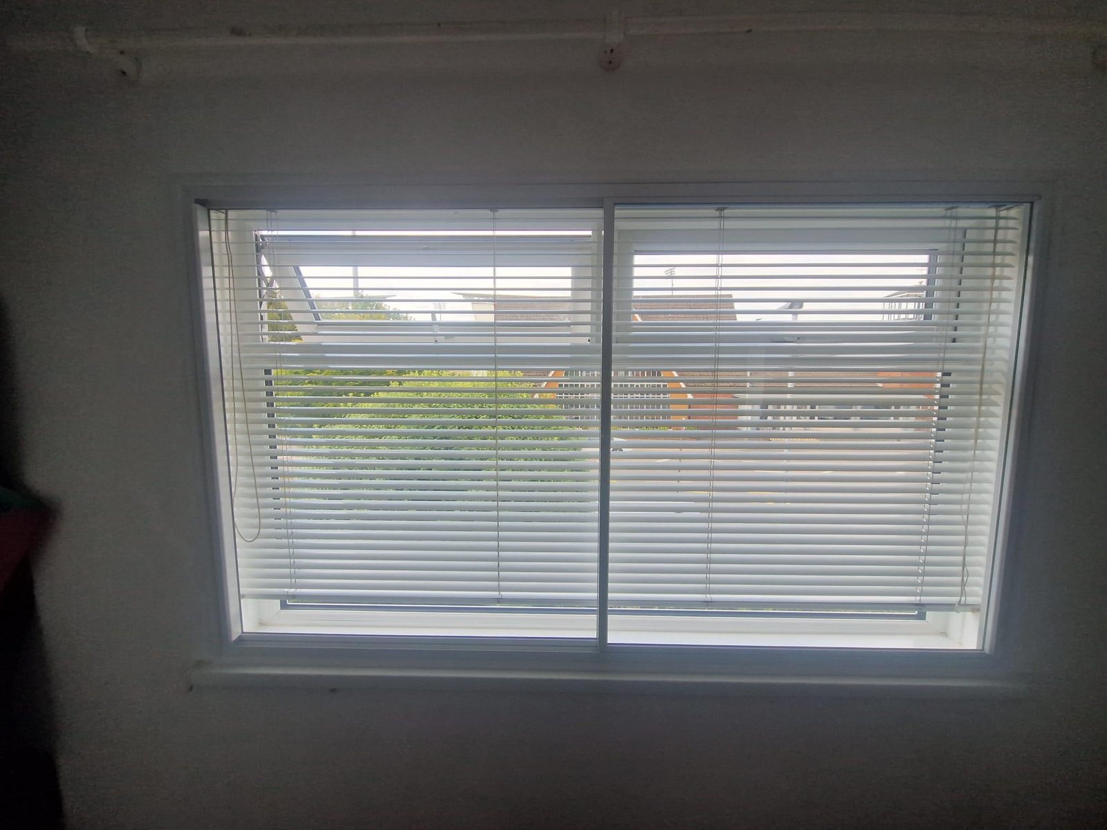 Acoustic secondary glazing over a noisy road